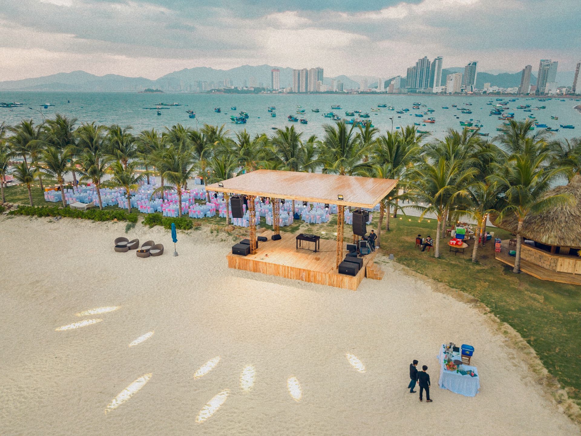 nhà hàng view biển marina beach club